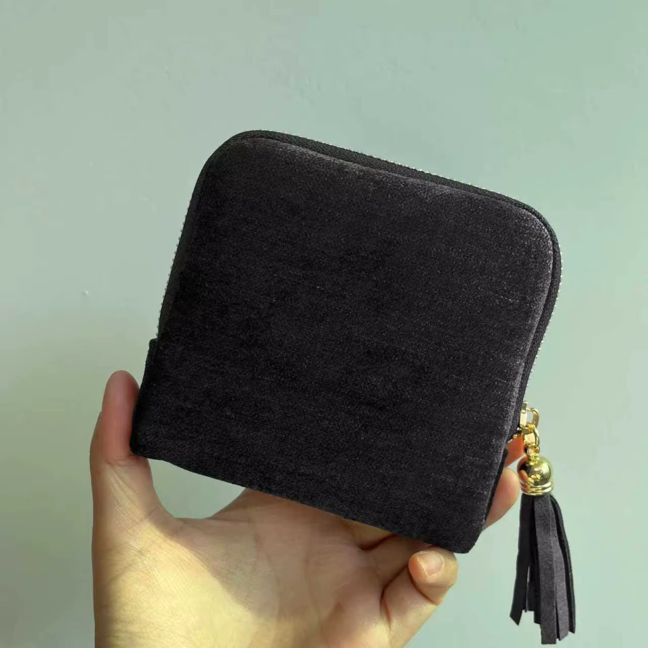 Pochette à bijoux en velours doux, plusieurs compartiments intérieurs, fermeture éclair à pompon lis