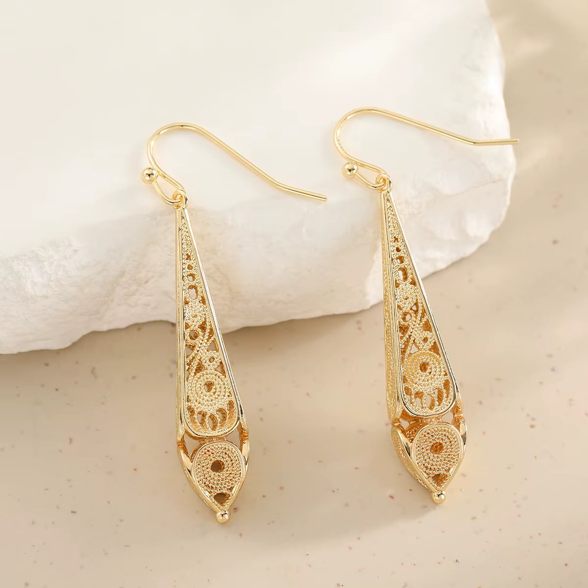 Boucles d'oreilles exquises en fil creux, en cuivre, pour femmes, idéales pour les rendez-vous.