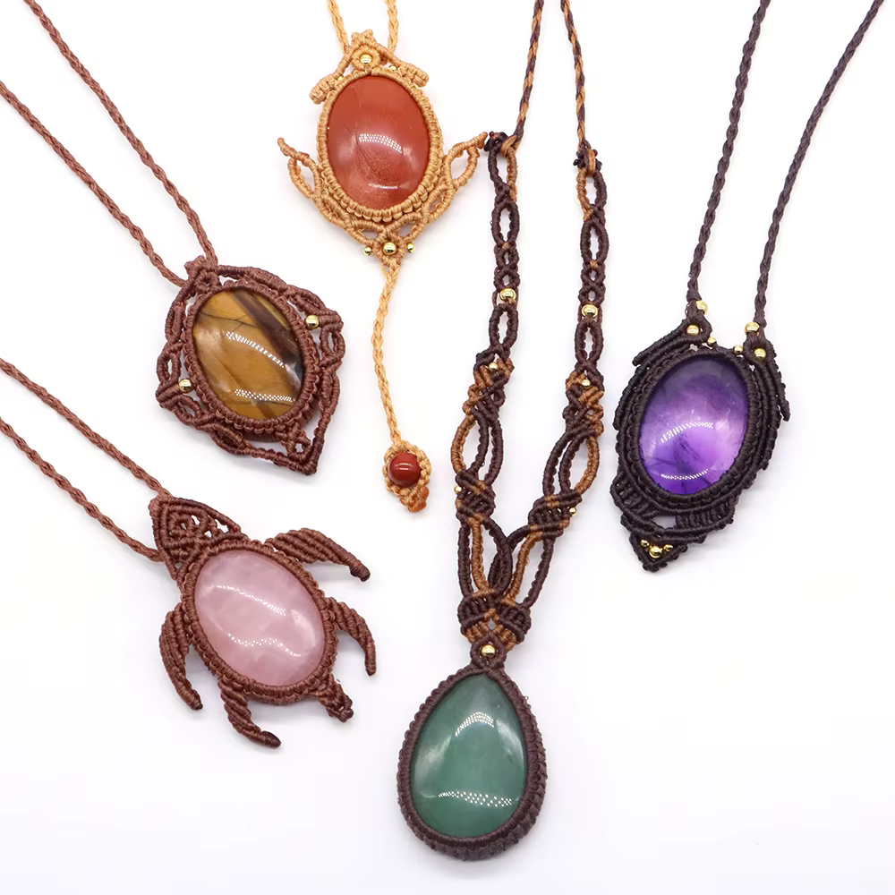 Collier pendentif goutte d'eau en macramé bohème avec cristal naturel, fait main, enroulé de fil, pi
