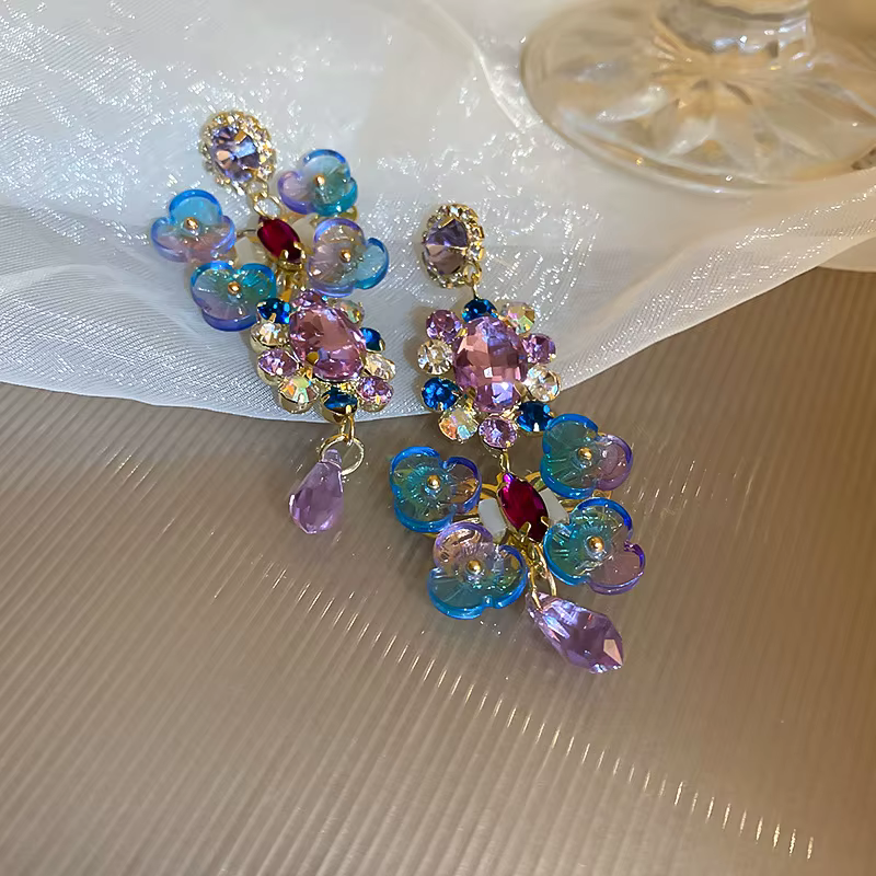 Boucle d'oreille asymétrique en cristal fleurie sertie de diamants, aiguille en argent DREJEW, pour 