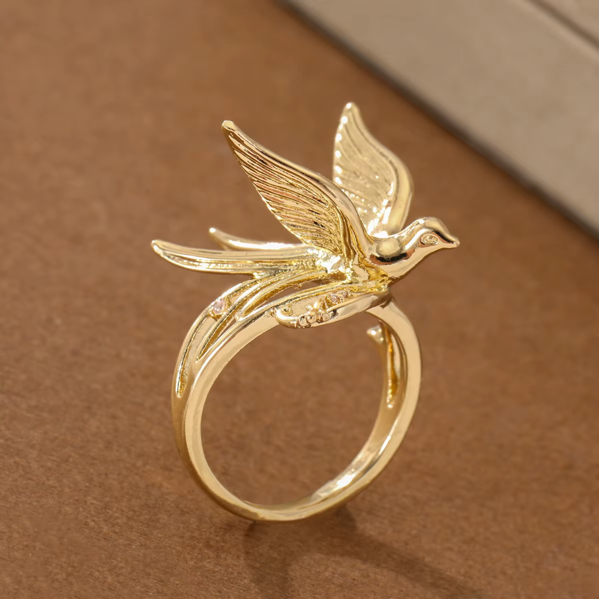 Bague élégante en cuivre en forme d'hirondelle avec de minuscules pierres artificielles incrustées p