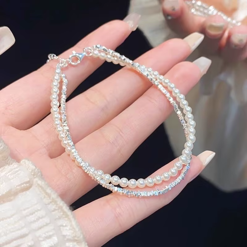 Bracelet double couche élégant et discret en perles et pierres argentées irrégulières pour femme – C