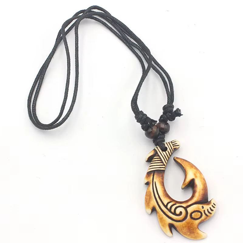 Collier à hameçon maori - Pendentif tribal sculpté en résine, 2 couleurs, bijoux unisexe pour surfeu