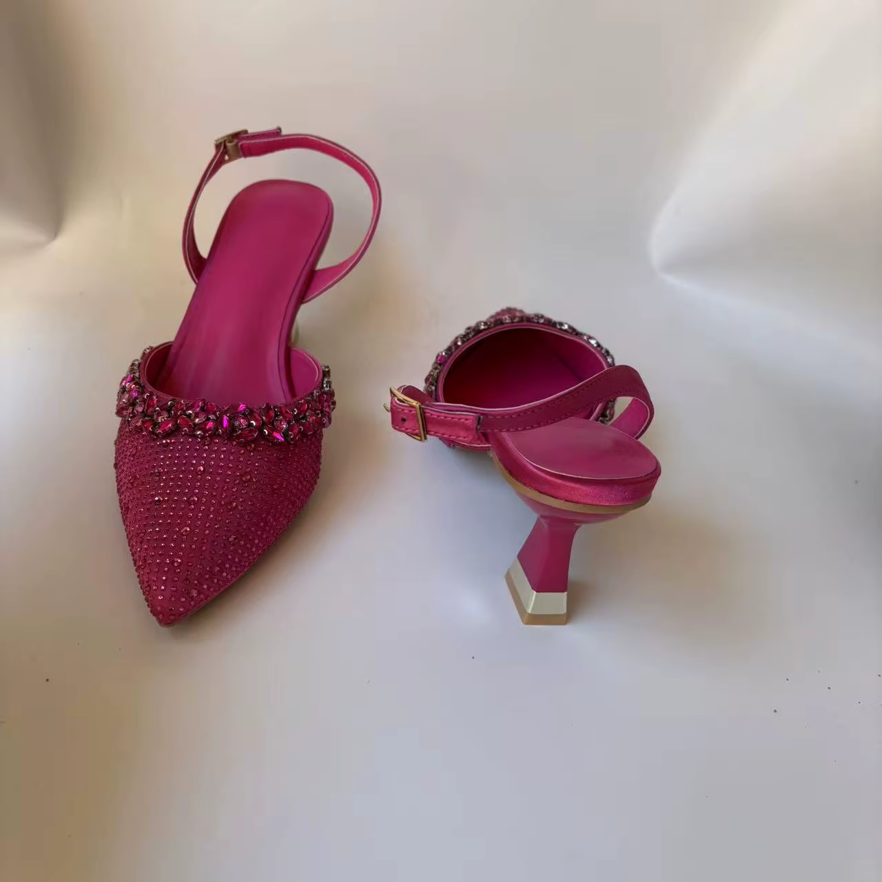 LNATISNOVA – robe de mariée nigériane en strass, chaussures à talons hauts rose vif, sandales à talo