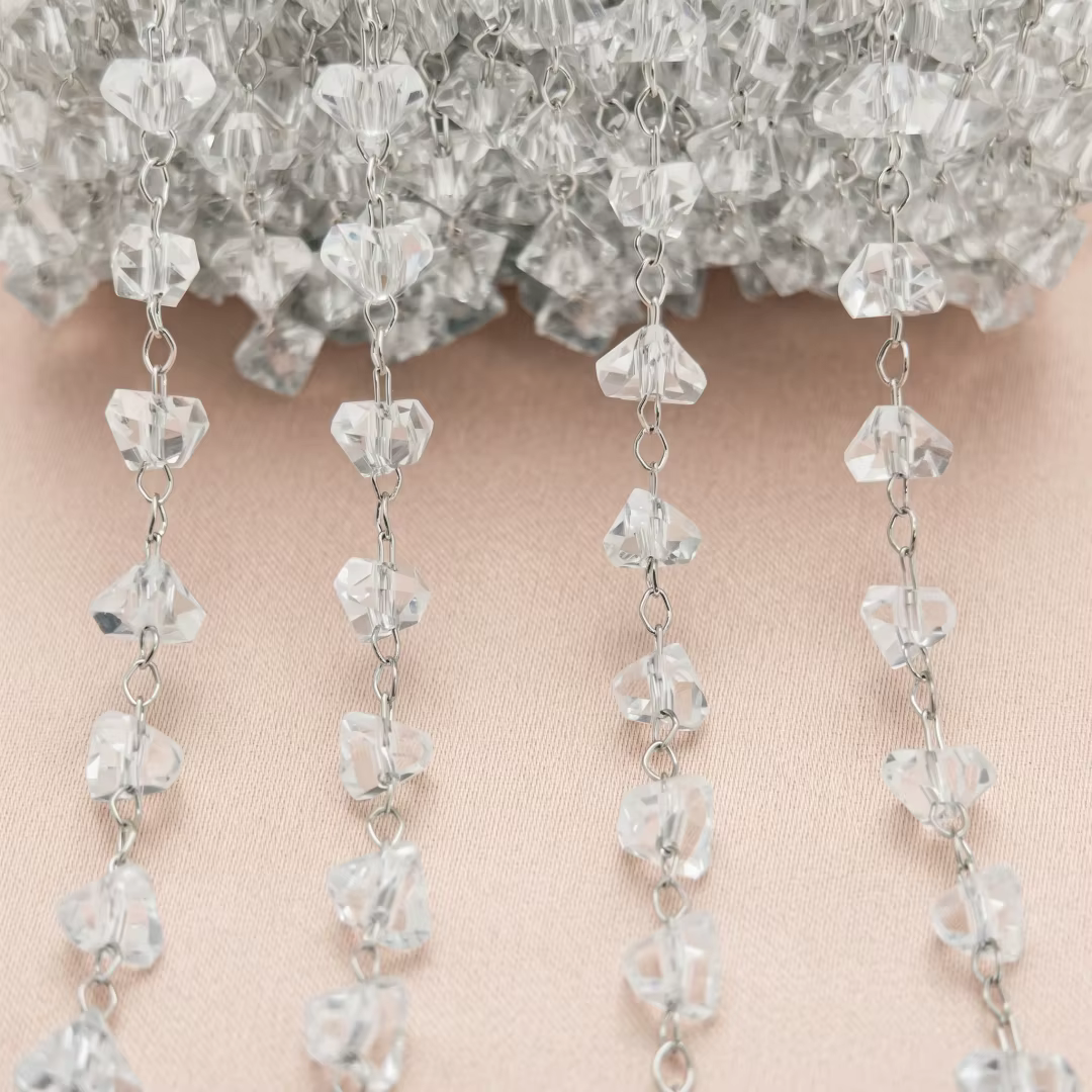 Chaîne de bijoux en laiton plaqué or de 1 mètre avec perles et cristaux de verre transparents en vra