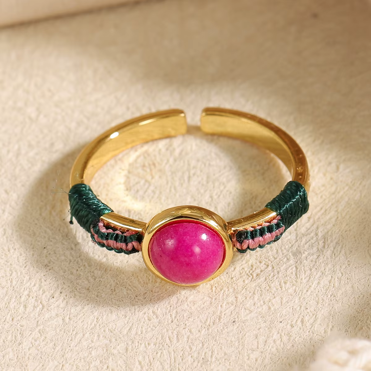 Bague en or plaqué 18 carats avec pierre rose exquise, design en fil tissé à la main, bijoux durable