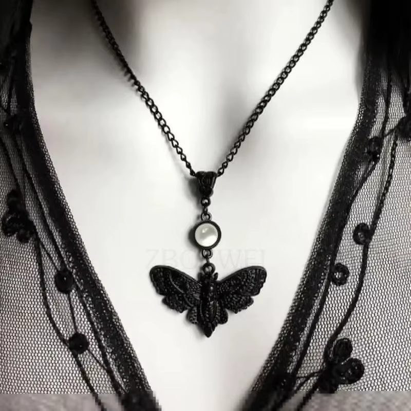 Collier de papillon de faucon tête de mort noire, ailes ouvertes, bijoux gothiques, mignon effrayant