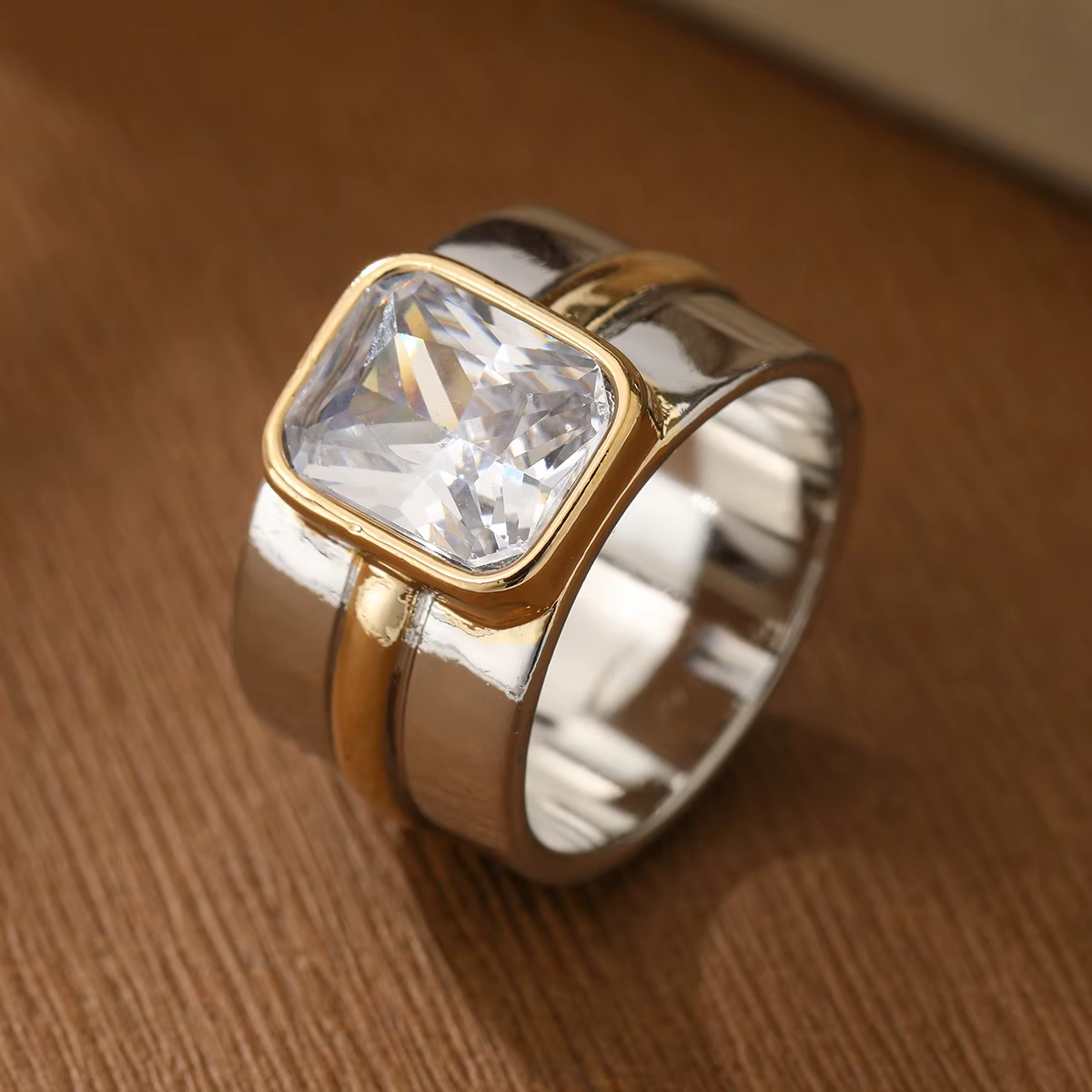 Bague simple en cuivre avec pierre précieuse artificielle carrée bicolore pour femmes. Convient pour