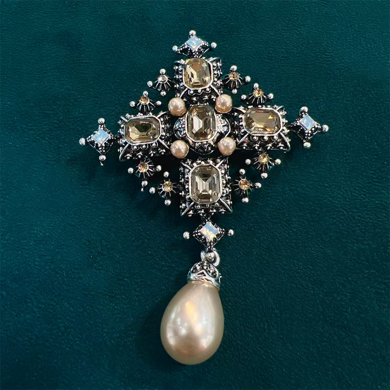 Broches Vintage baroques en forme de croix de perles pour femmes et hommes, broche en métal exquise 