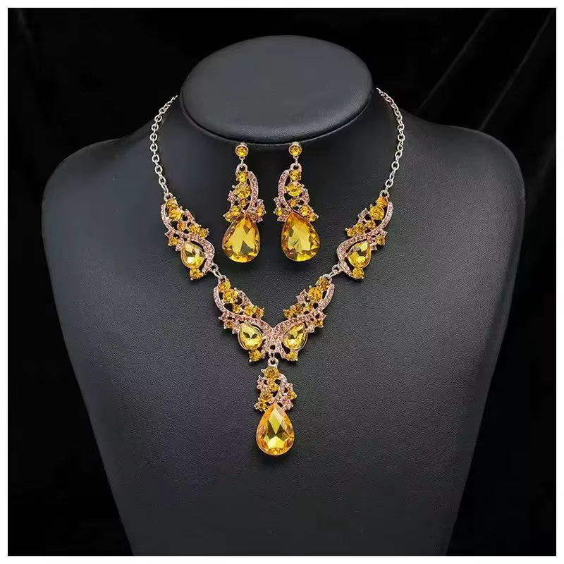 Ensemble de bijoux à la mode exquis, collier et boucles d'oreilles élégants, plein de diamants scint