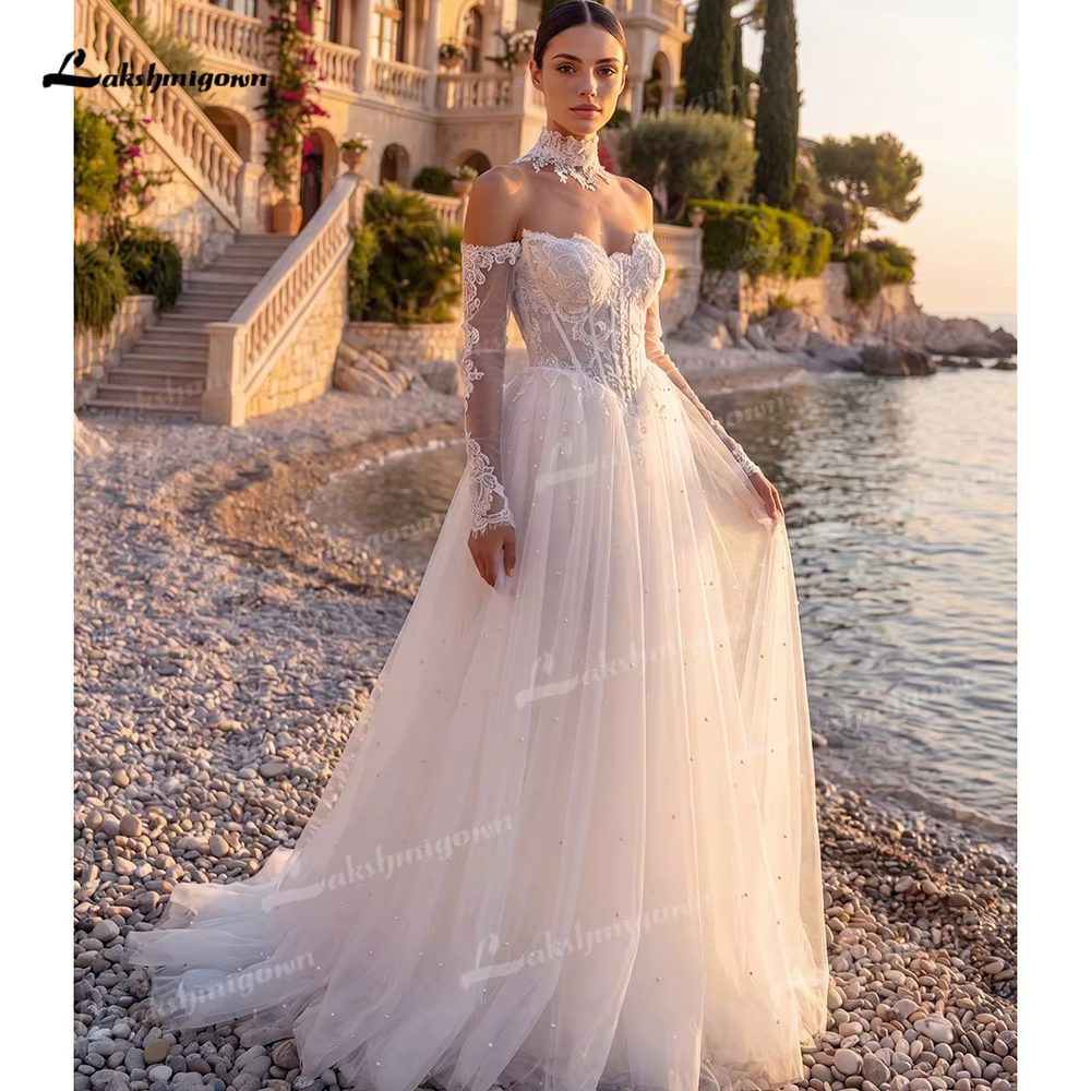 Robe de mariée bohème épaules dénudées, coupe trapèze, avec appliques en dentelle, laçage et perles,