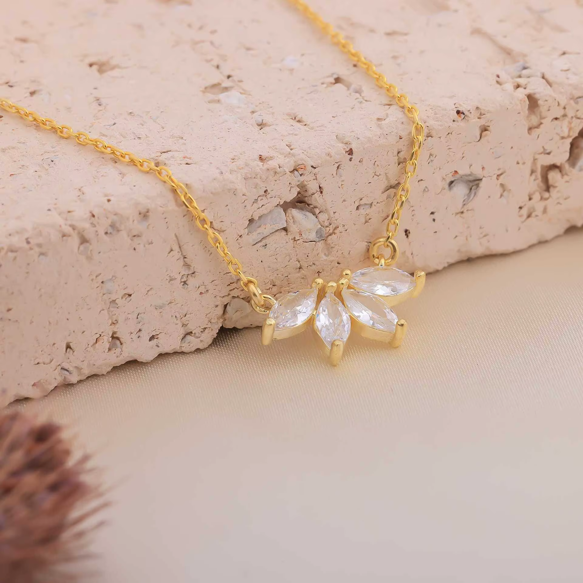 Collier élégant en zircon taille marquise, chaîne de clavicule en acier inoxydable avec cristaux pou