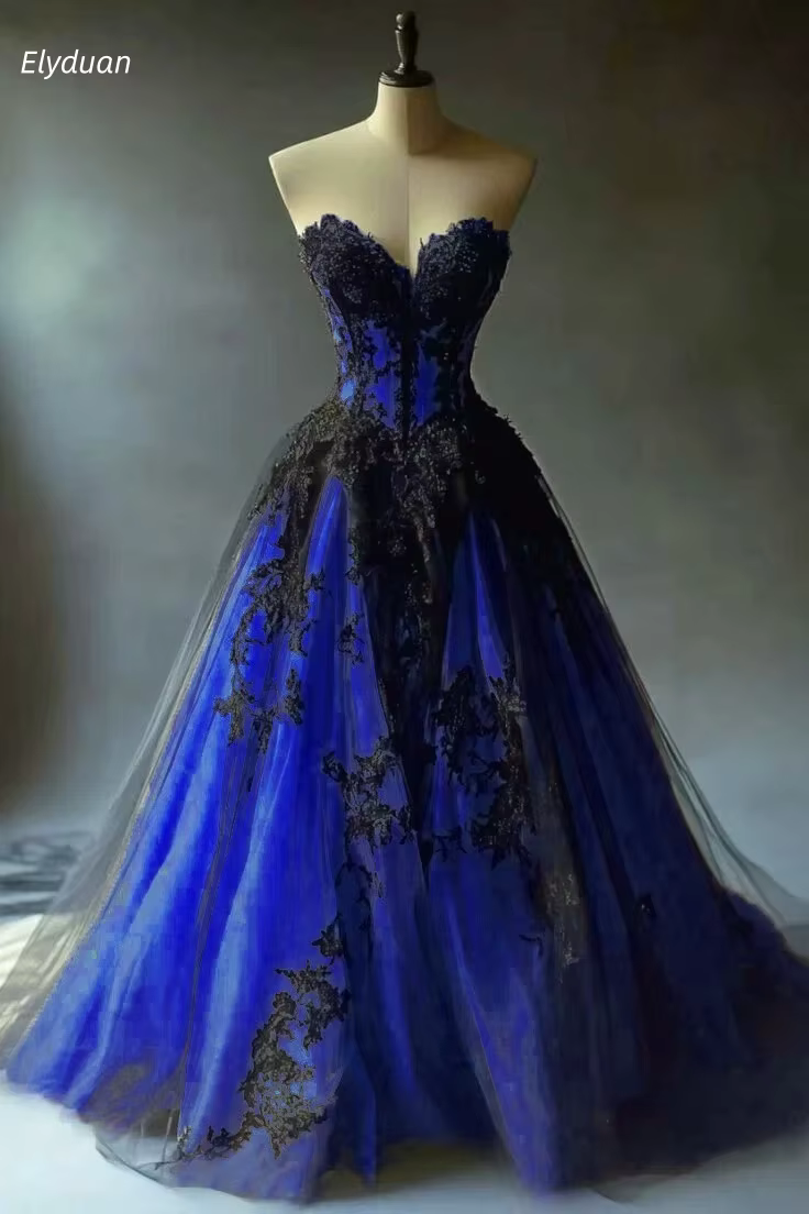 Robe de mariée gothique vintage en dentelle noire, doublure bleu roi, coupe trapèze, décolleté cœur,