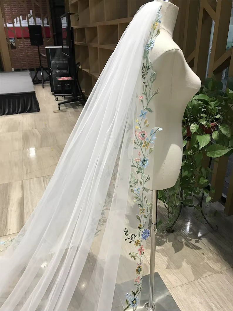 Voile de mariée fleuri coloré style super féerique, en dentelle, bleu et rose, fait main, longueur p