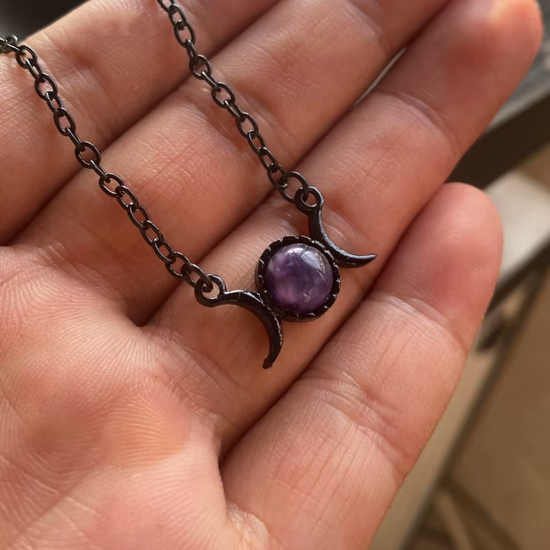 Collier gothique noir géométrique circulaire en cristal violet, pendentif Triple déesse de la lune p