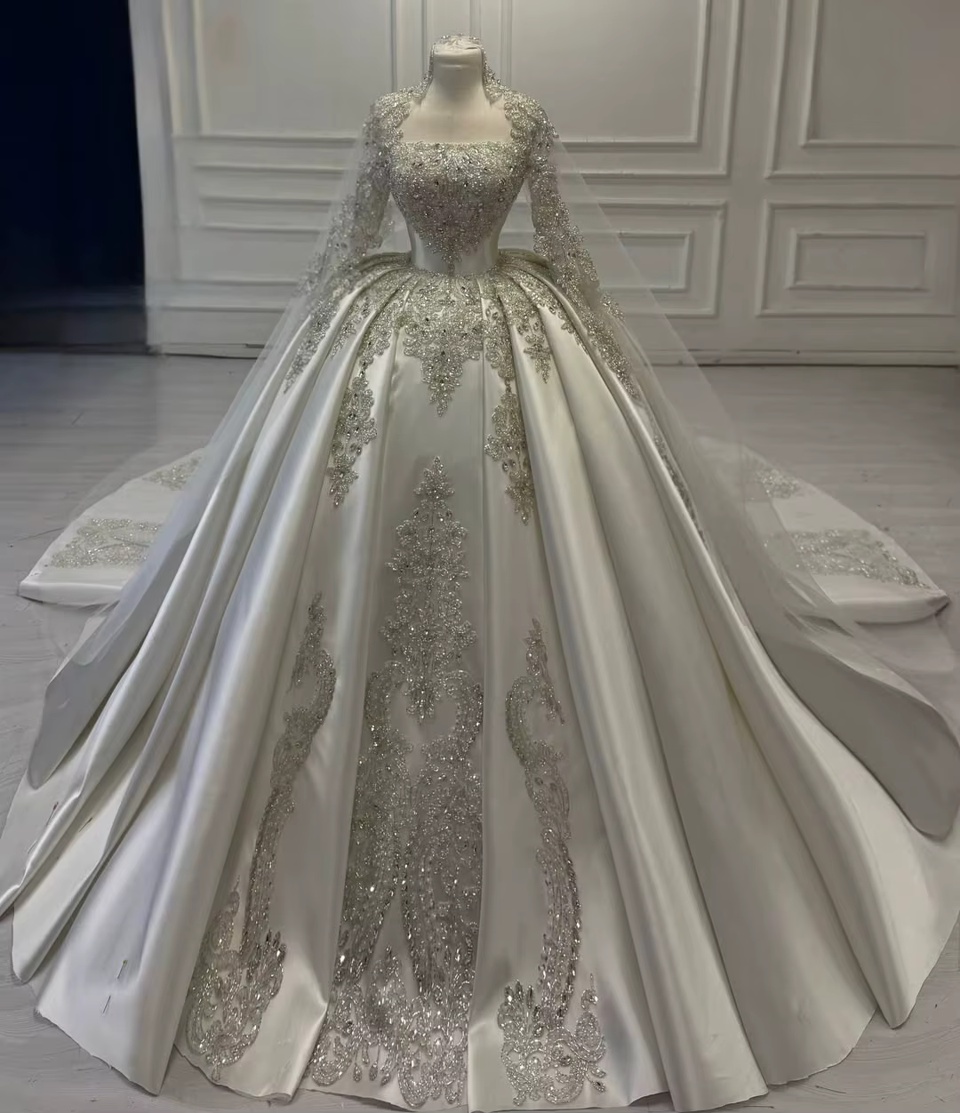 Robe de mariée de luxe en satin style princesse, ornée de perles scintillantes et de dentelle, manch