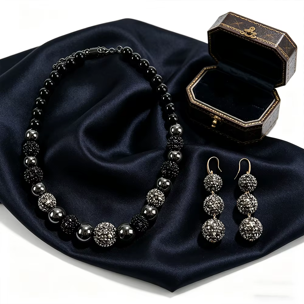 Ensemble de bijoux boule de cristal noir et argenté, collier perlé et boucles d'oreilles à trois pen
