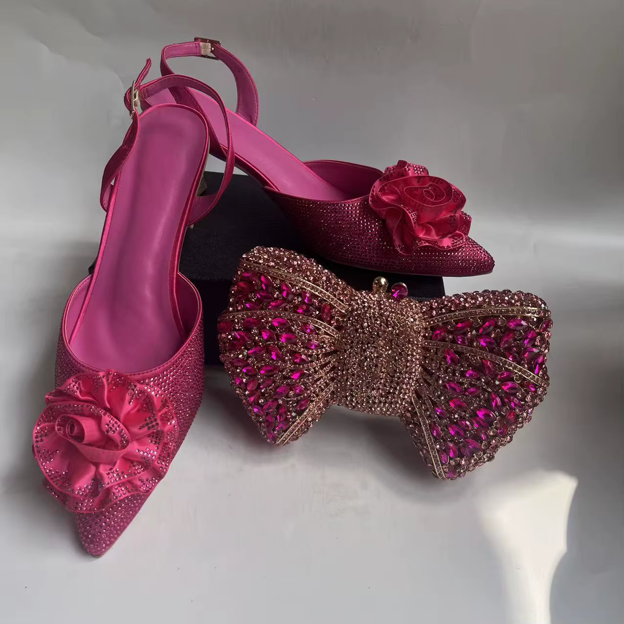 LNATISNOVA – robe de mariée nigériane en strass, chaussures à talons hauts rose vif, sandales à talo