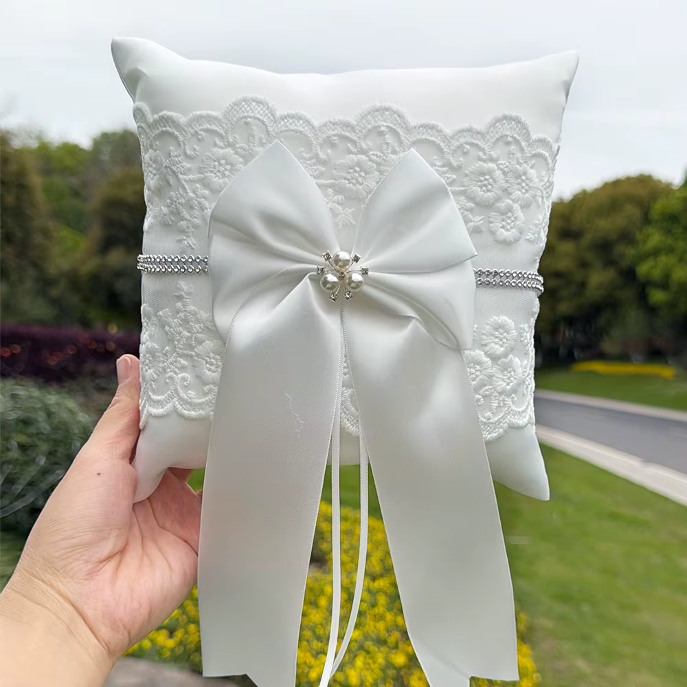 Coussin porte-alliances blanc en dentelle avec nœud et perle, élégant coussin de cérémonie pour les