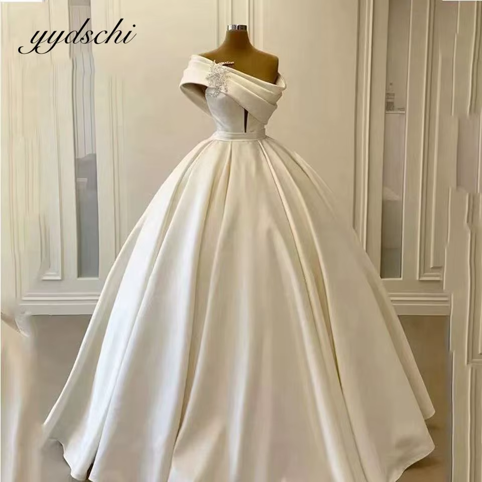 Robes de mariée simples blanches à une épaule 2026, élégantes robes de mariée plissées en satin pour