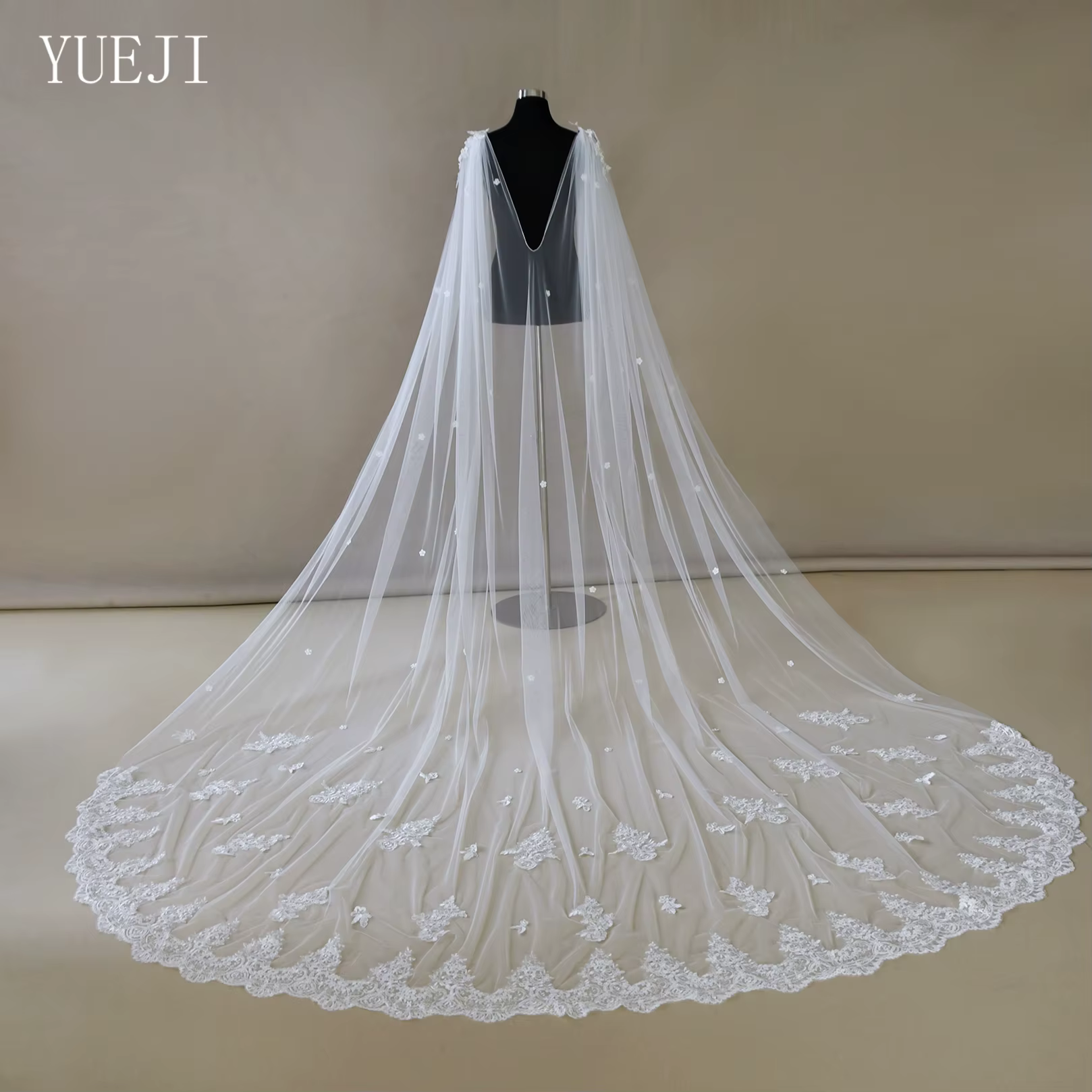 Cape traînante de style dentelle de mariage cathédrale YUEJI avec dos en forme de V, appliques de de