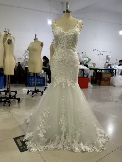 Robe de mariée à bretelles pour mariées, coupe cintrée, en Satin français, industrie lourde, dentell
