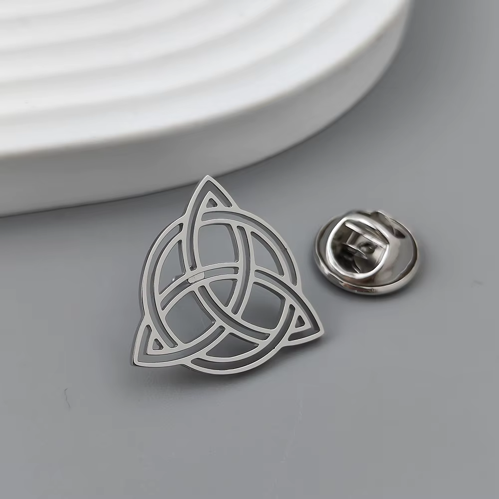 Broche Triquetra celtique en acier inoxydable plaqué or 18 carats complexeux – Style de mode et cade
