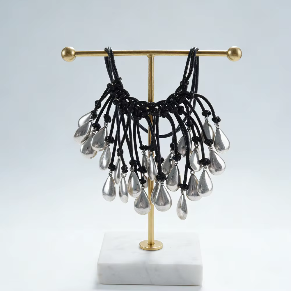 Collier bib noir et argenté en forme de goutte d'eau (style bohème audacieux) – Bijou tendance parfa