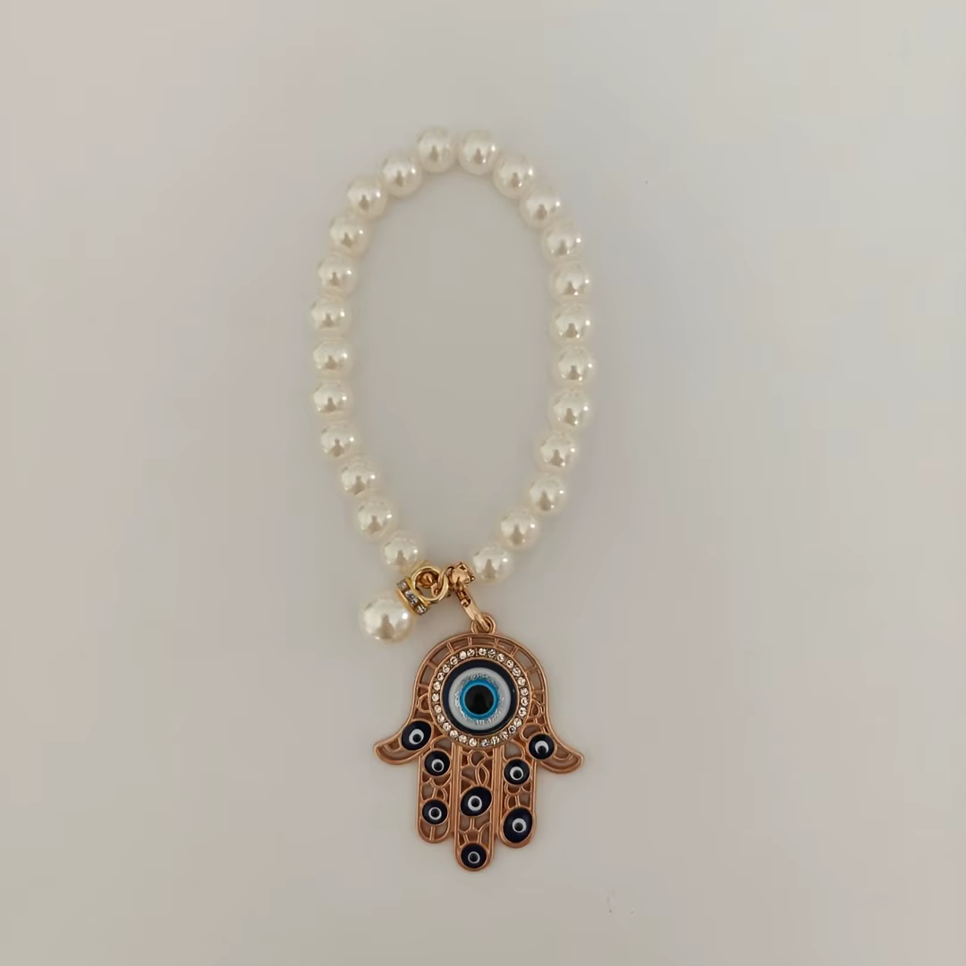 Pendentif de voiture anti-mal œil – Un pendentif anti-mal œil orné de perles et de breloques, un cho