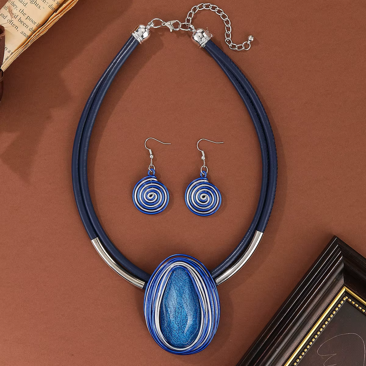 Nouvel ensemble de bijoux design, collier et boucles d'oreilles tressés à la main en fil d'aluminium