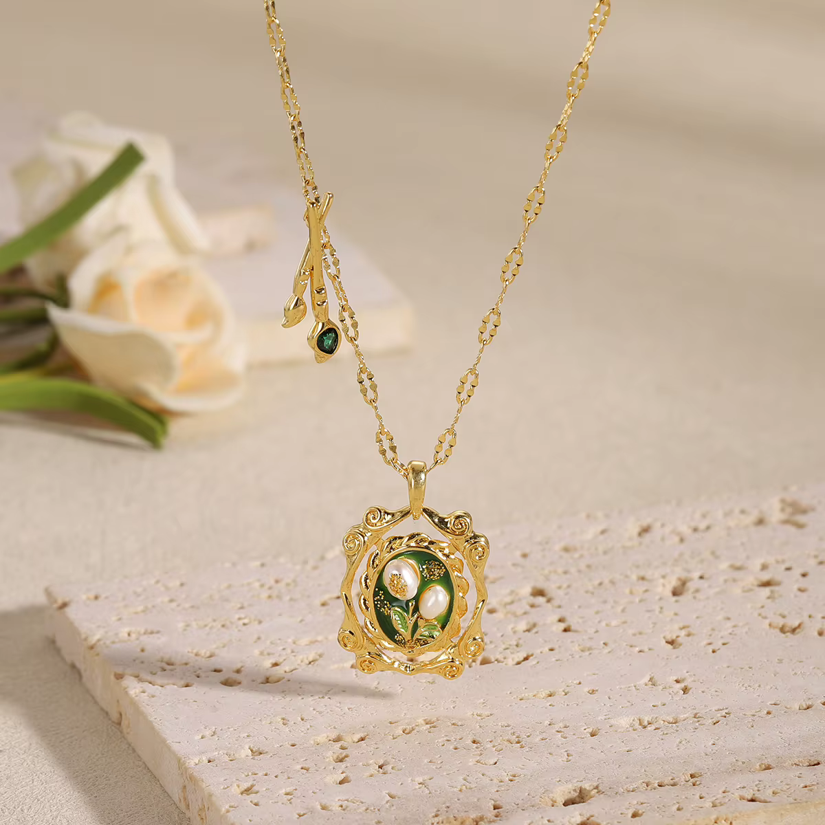 Collier ras du cou vintage français en émail vert avec pendentif lys de la vallée et perle, cadre ba