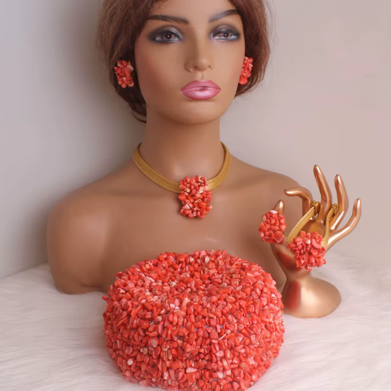 Ensemble de bijoux africains avec chapeau, bague, boucles d'oreilles, bracelet, collier, lieux natur