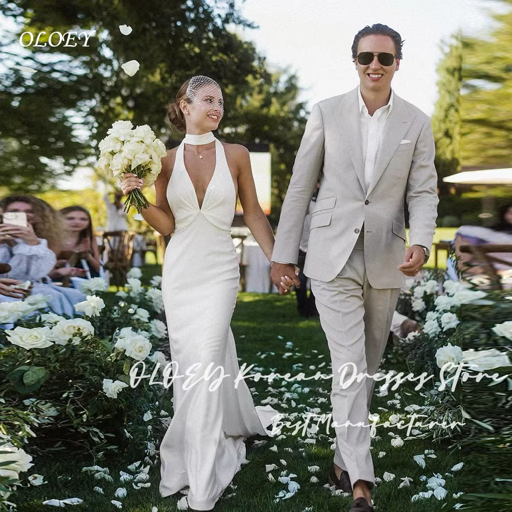 Robe de mariée OLOEY chic ivoire, col halter, décolleté plongeant en V, corsage drapé, silhouette fo