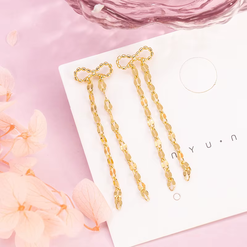 Boucles d'oreilles à pompons dorés 2026 – Design minimaliste, bijoux haut de gamme pour femme, style