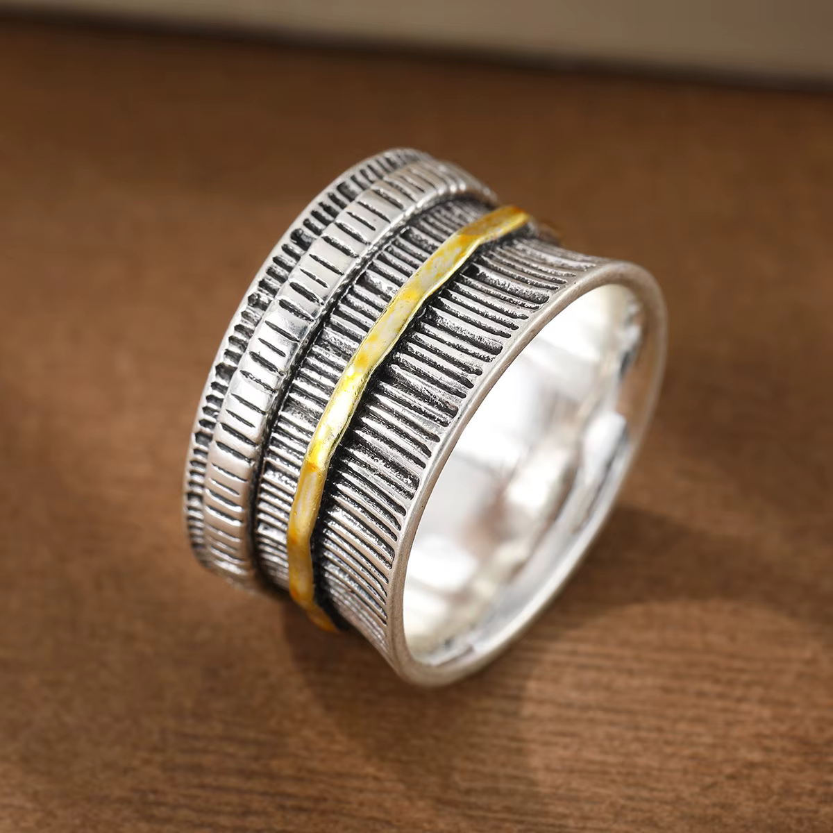 Bague rétro bicolore à rayures argentées effet vieilli en cuivre. C'est une bague pour femme, idéale
