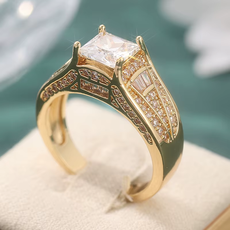 Bague de fiançailles classique plaquée or pour femme, design élégant, zircone synthétique étincelant
