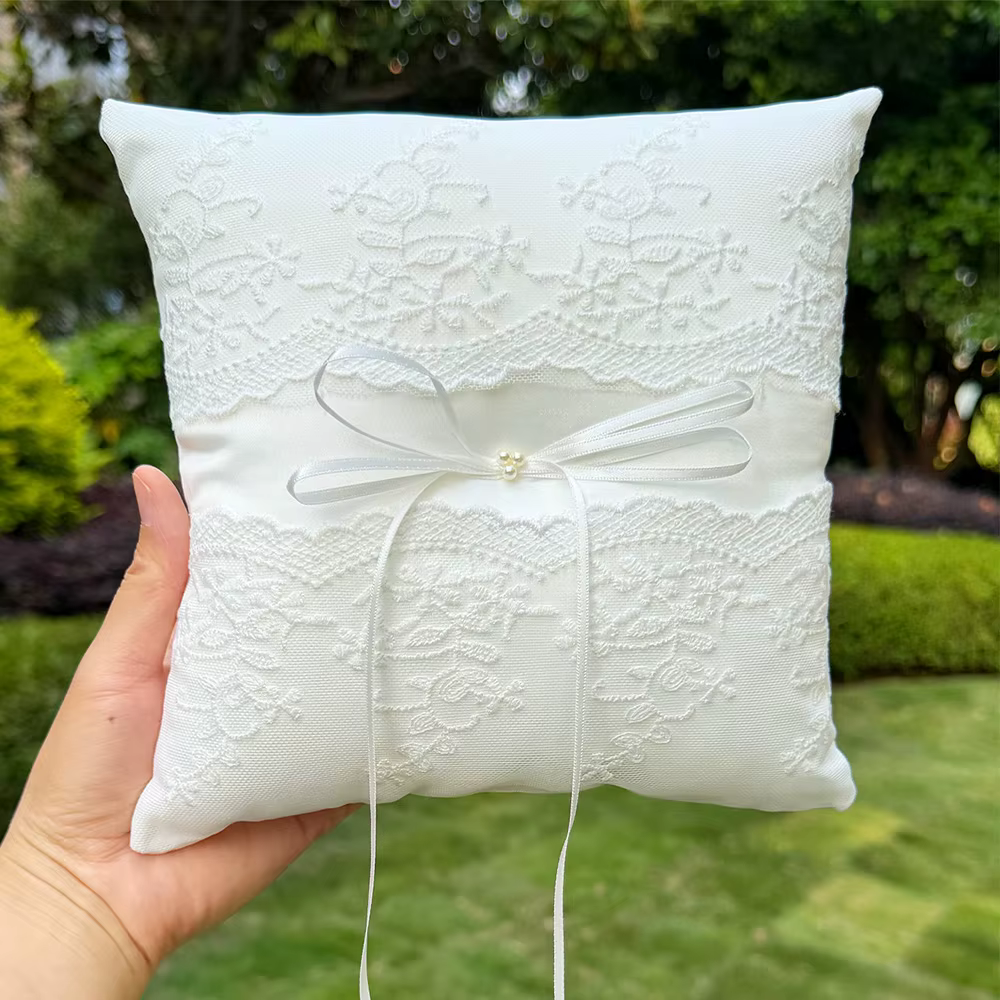 Coussin porte-alliances de mariage en dentelle florale blanche avec nœud perlé – Support pour allian