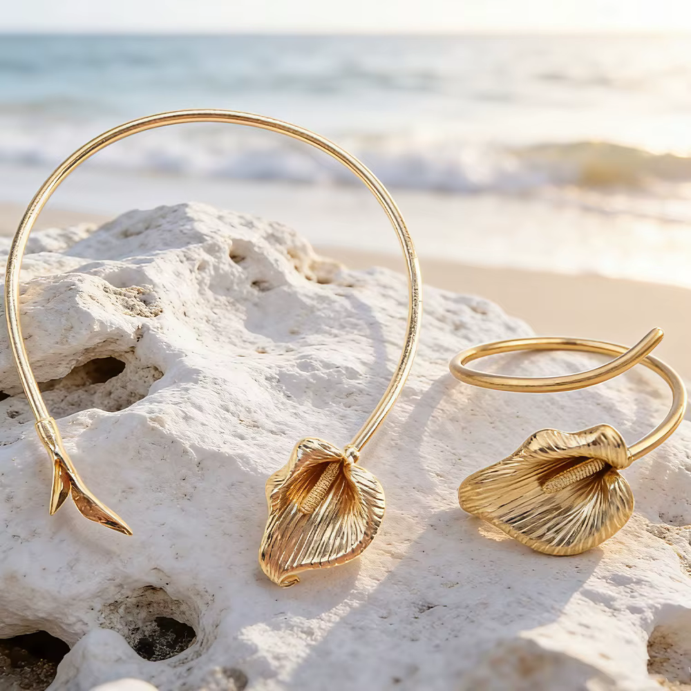 Bracelet ouvert en forme de feuille inspiré de la nature, doré poli avec accent de feuille côtelée, 