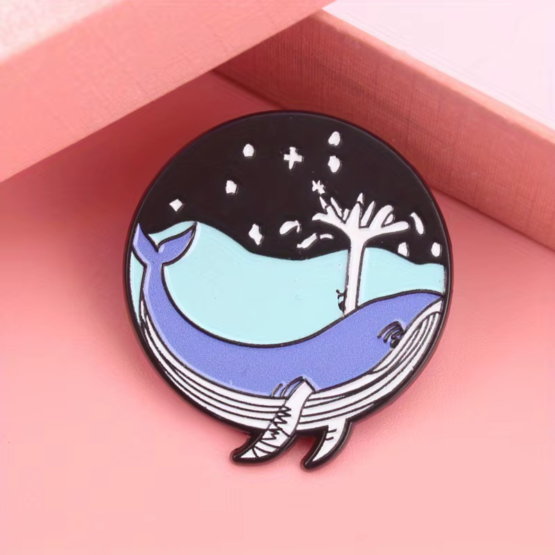 Broche de baleine céleste – Gardien marin bleu dégradé avec auvent de nuit étoilée et motif d'arbre 