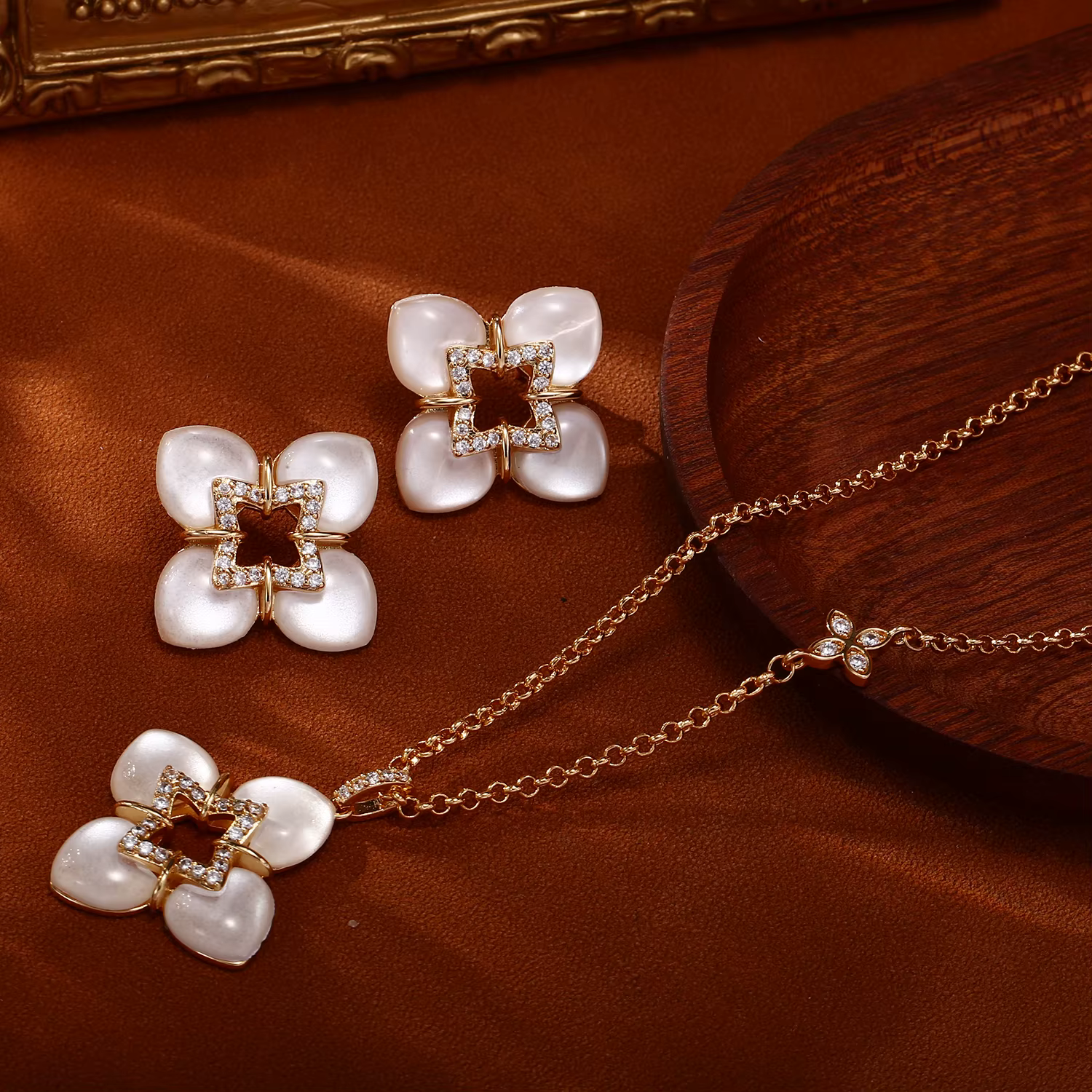 Ensemble de collier et de boucles d'oreilles de luxe en nacre et zirconium cubique, trèfle à quatre 