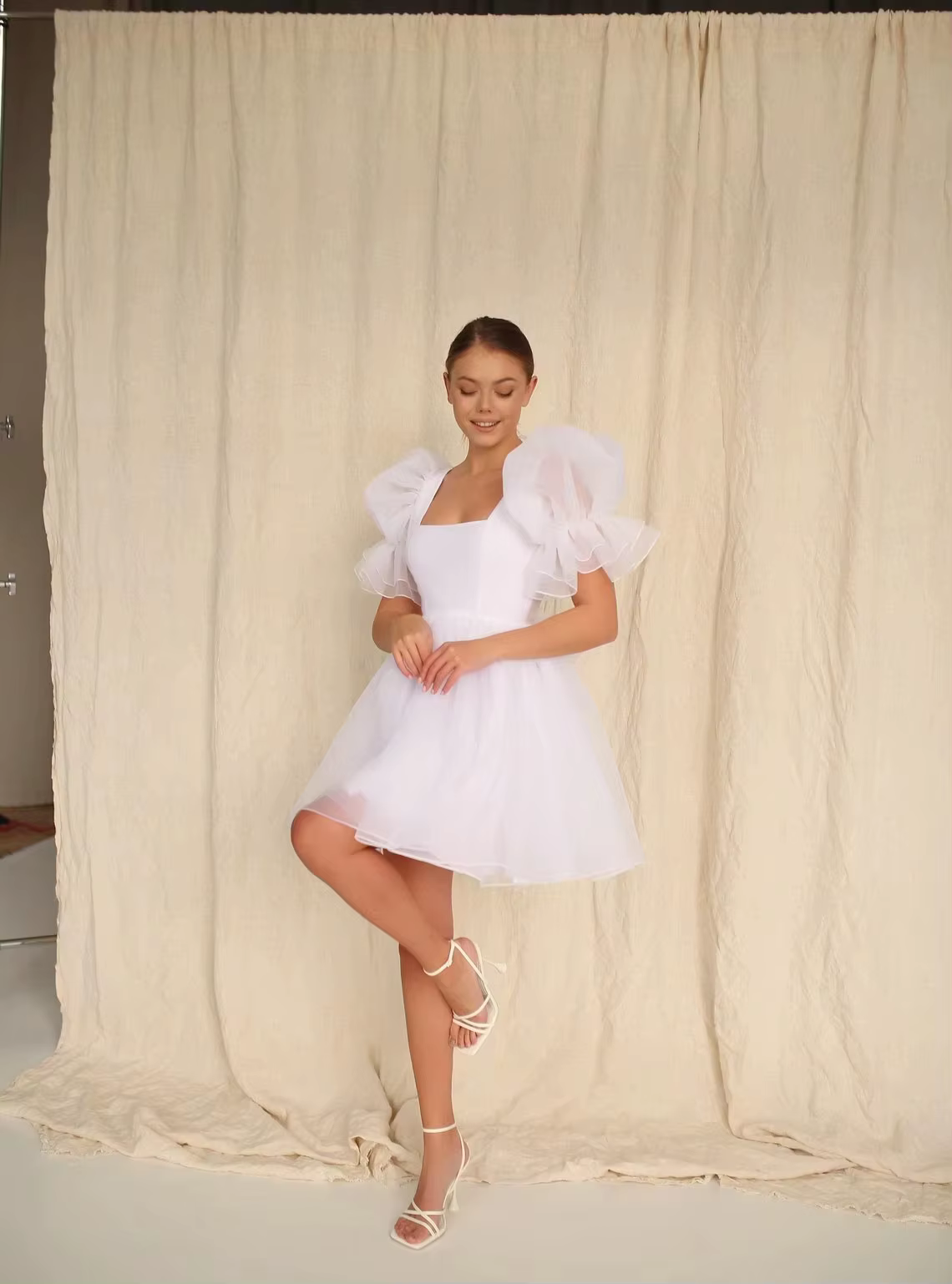 Robes de mariée courtes blanches personnalisées 2026 en organza, manches courtes bouffantes, robe de