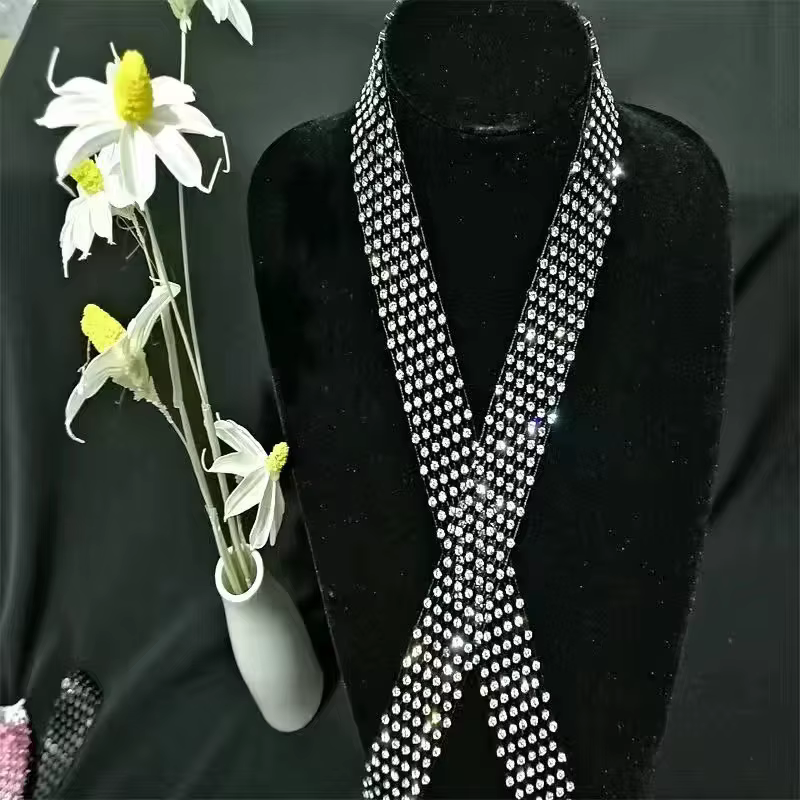 Chaînes à cravates en strass européennes et américaines, collier à cravate pour dames, accessoires p