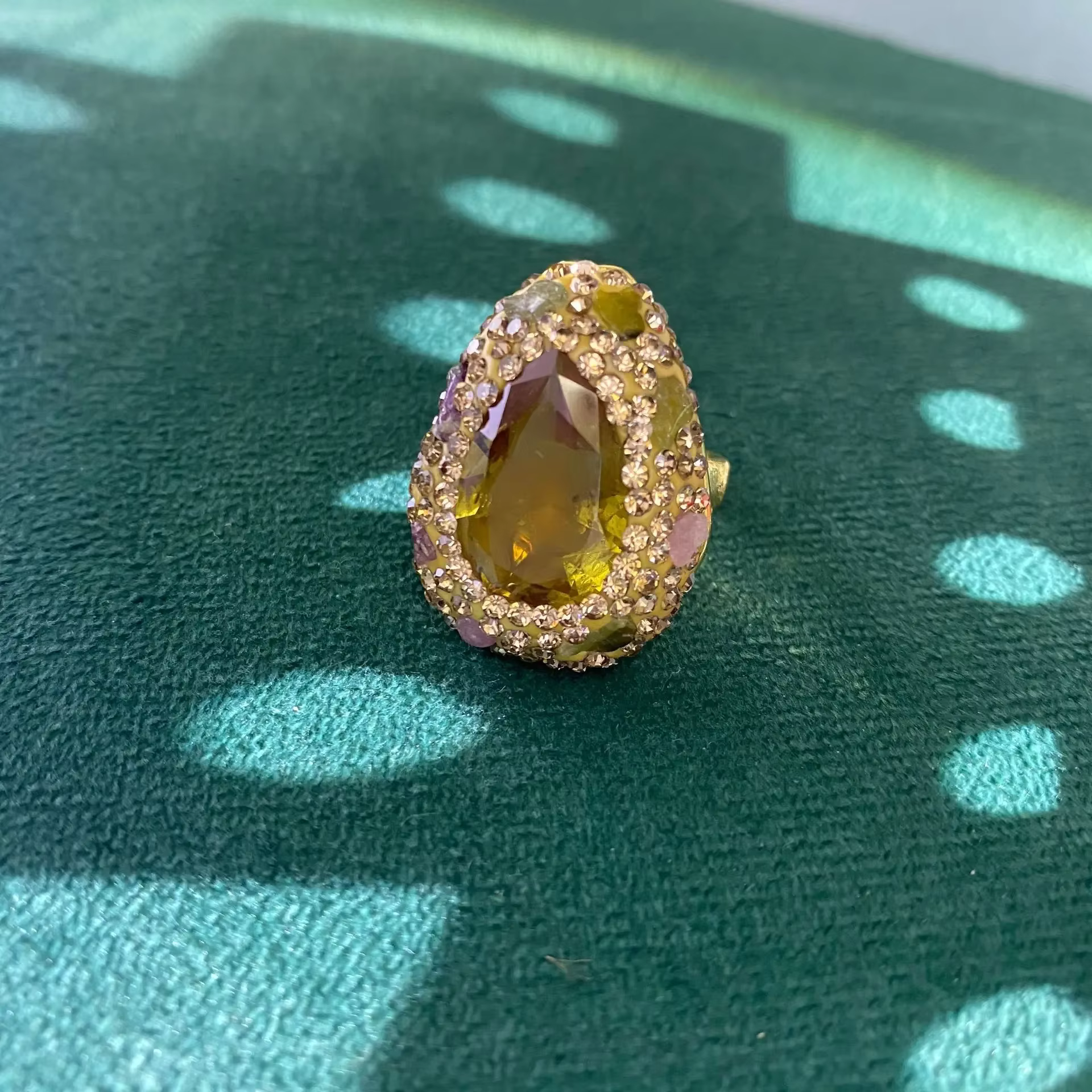 Bague en pierre soudanaise élégante de haute qualité, conception à cercle ouvert de couleur Variable