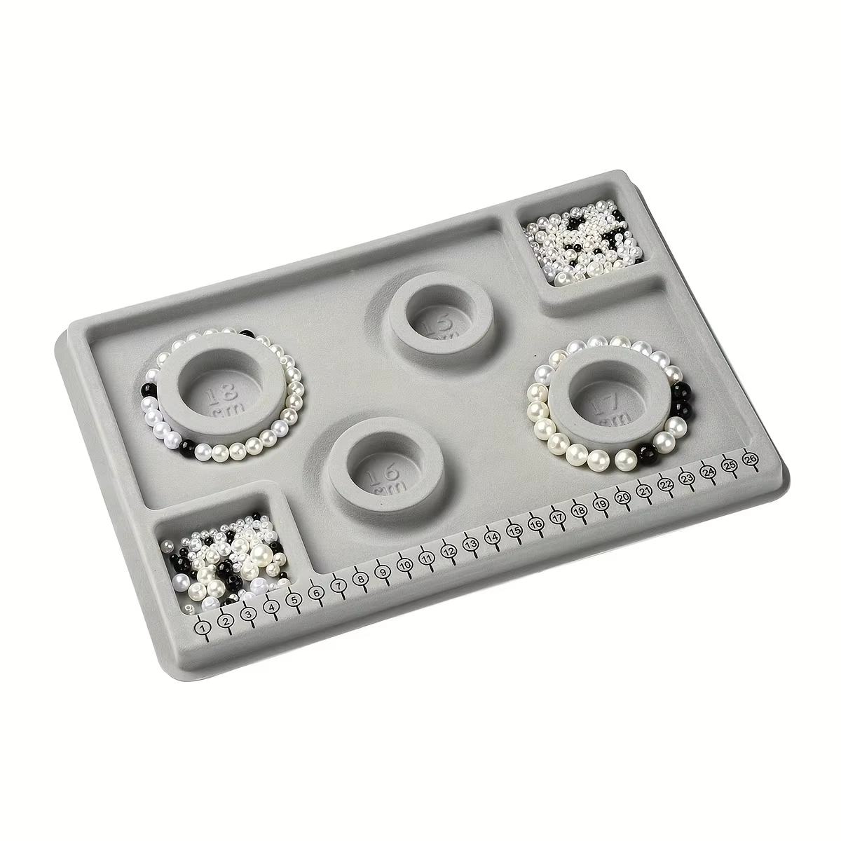 Un petit plateau à bijoux en plastique avec un outil de filetage de perles DIY, parfait pour fabriqu