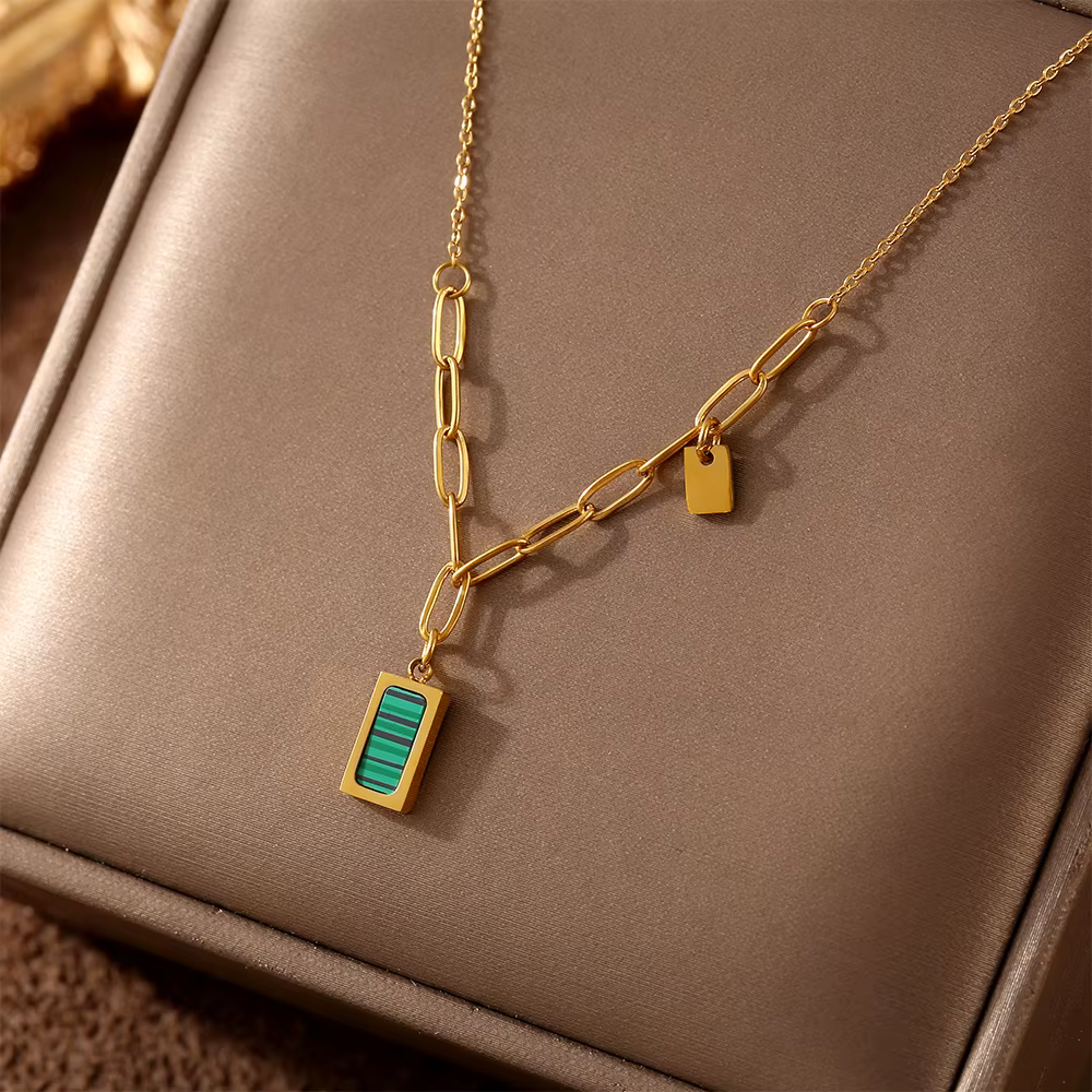 Collier pendentif carré en acier inoxydable pour femmes, plaqué or, incrusté de pierres vertes, styl
