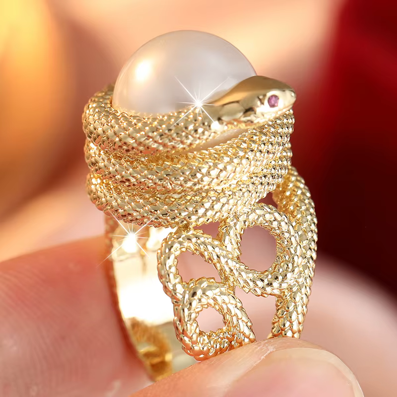 Bague pour femme vintage incrustée de perles d'imitation en forme de serpent, couleur or classique, 