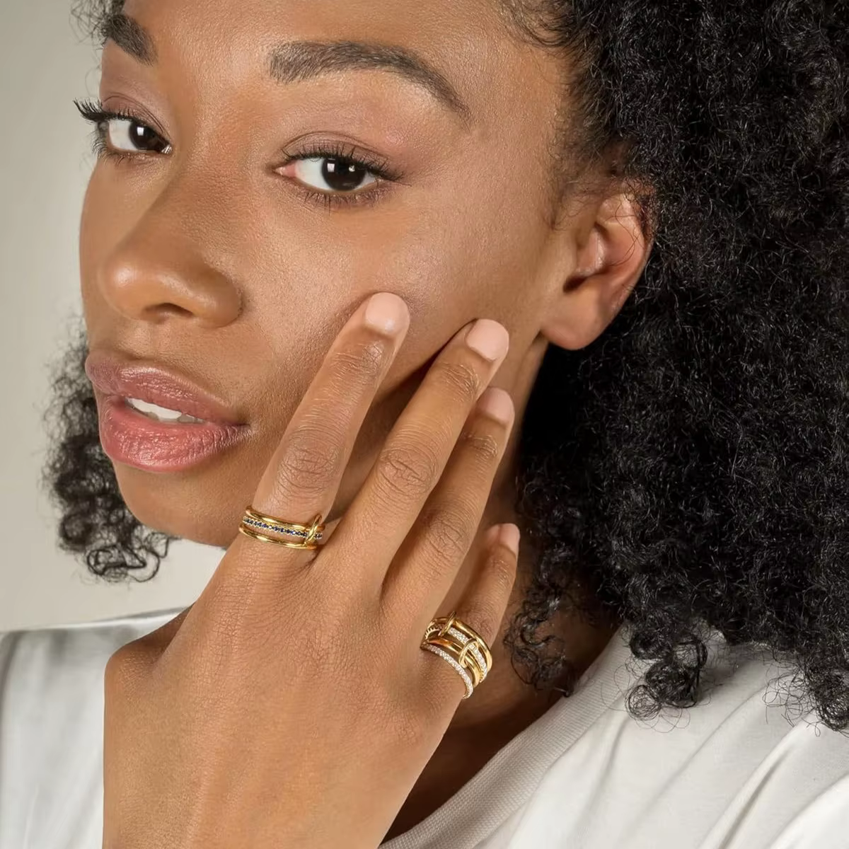 Une Niche bague de bijoux en cuivre bicolore à quatre anneaux, hypoallergénique, Style Ins, artefact