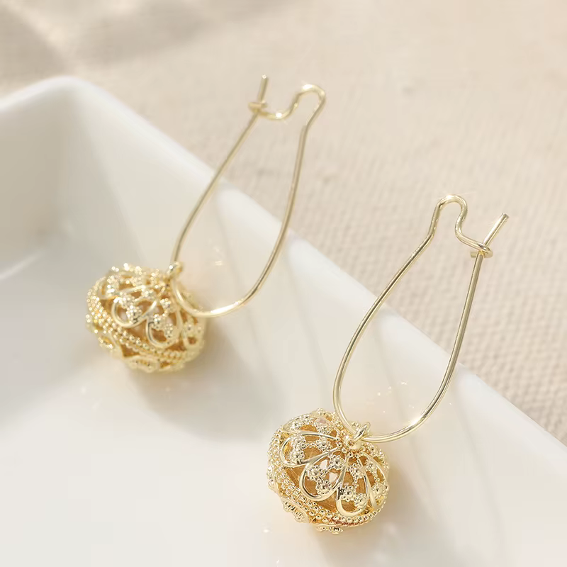 Boucles d'oreilles pendantes artisanales croates à boule dorée, uniques, traditionnelles, ethniques,