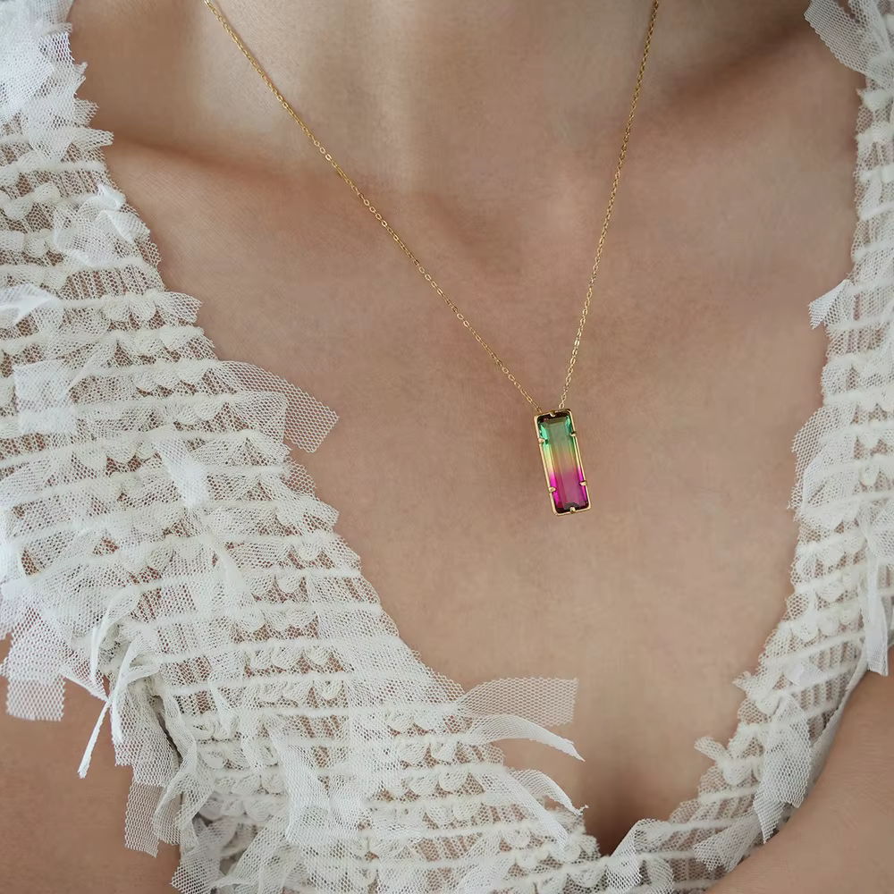 Amaiyllis lumière luxe arc-en-ciel dégradé couleur carré griffe boîte chaîne clavicule collier pende