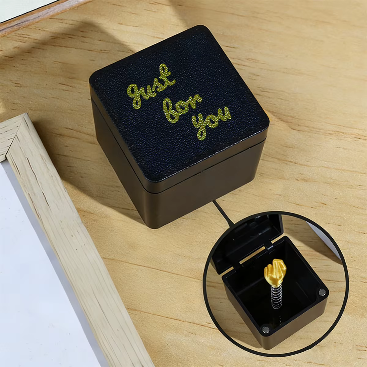 1 boîte cadeau pop-up en forme de doigt d'honneur